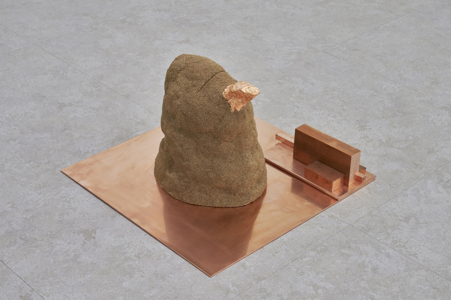 Hwang Sueyon, Heavier, 2021,sand, glue, copper foil, 35x35x35cm, Photo Lee Euirock, © Hwang Sueyon, Courtesy of the artist