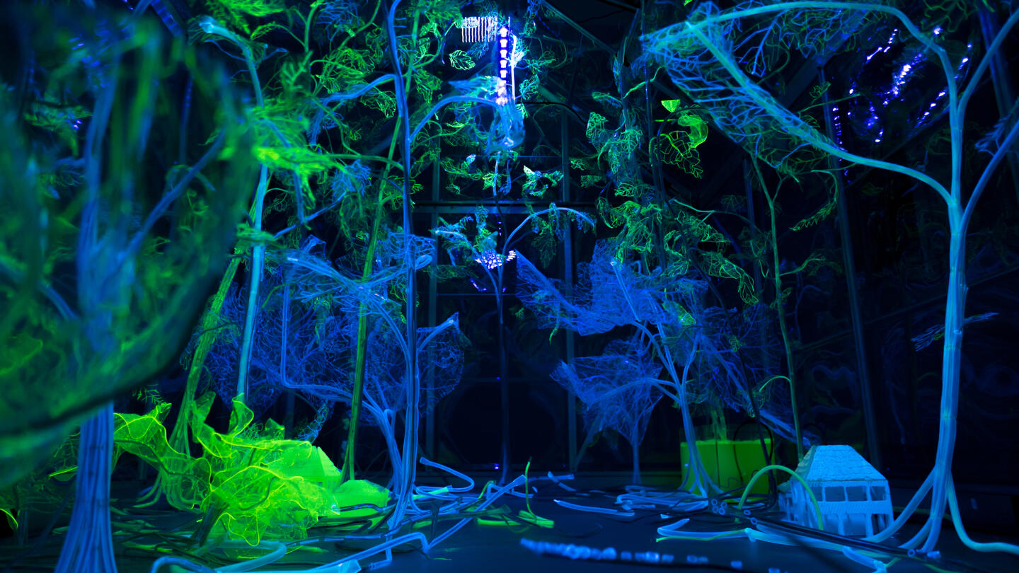 Andreea Medar, Solarium. The Forever Garden, 2023. Transparent plastic stitch, plexiglass, fluorescent pigment, resin, projection, black UV light, size variable. Courtesy: the artist and Mind Set Art Center